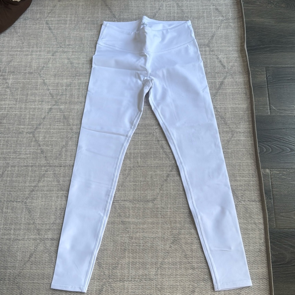 Never worn. White Alo High-Waist Airbrush Legging